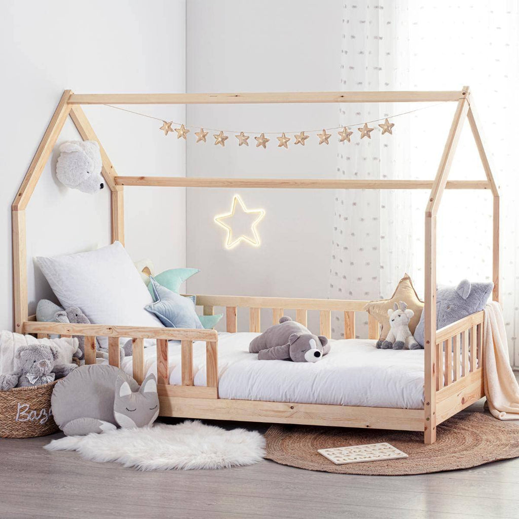 Lit cabane enfant Bosco 90 x 190 cm en bois de pin avec sommier 16 lattes et barrières de protection