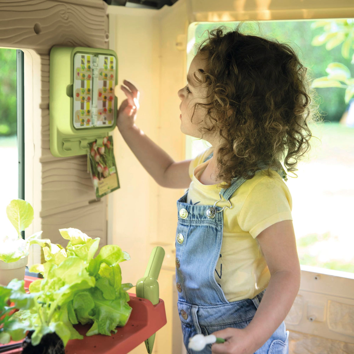 Maison de jardin pour enfants 132 x 128,5 x 135 cm dès 2 ans plastique recyclé jardinière treillis mangeoire récupérateur d'eau