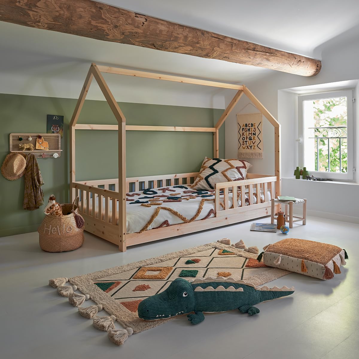 Lit cabane enfant Bosco 90 x 190 cm en bois de pin avec sommier 16 lattes et barrières de protection