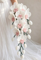 Bouquet de mariée fait main avec perles roses, blanches et bleues, composition florale souvenir