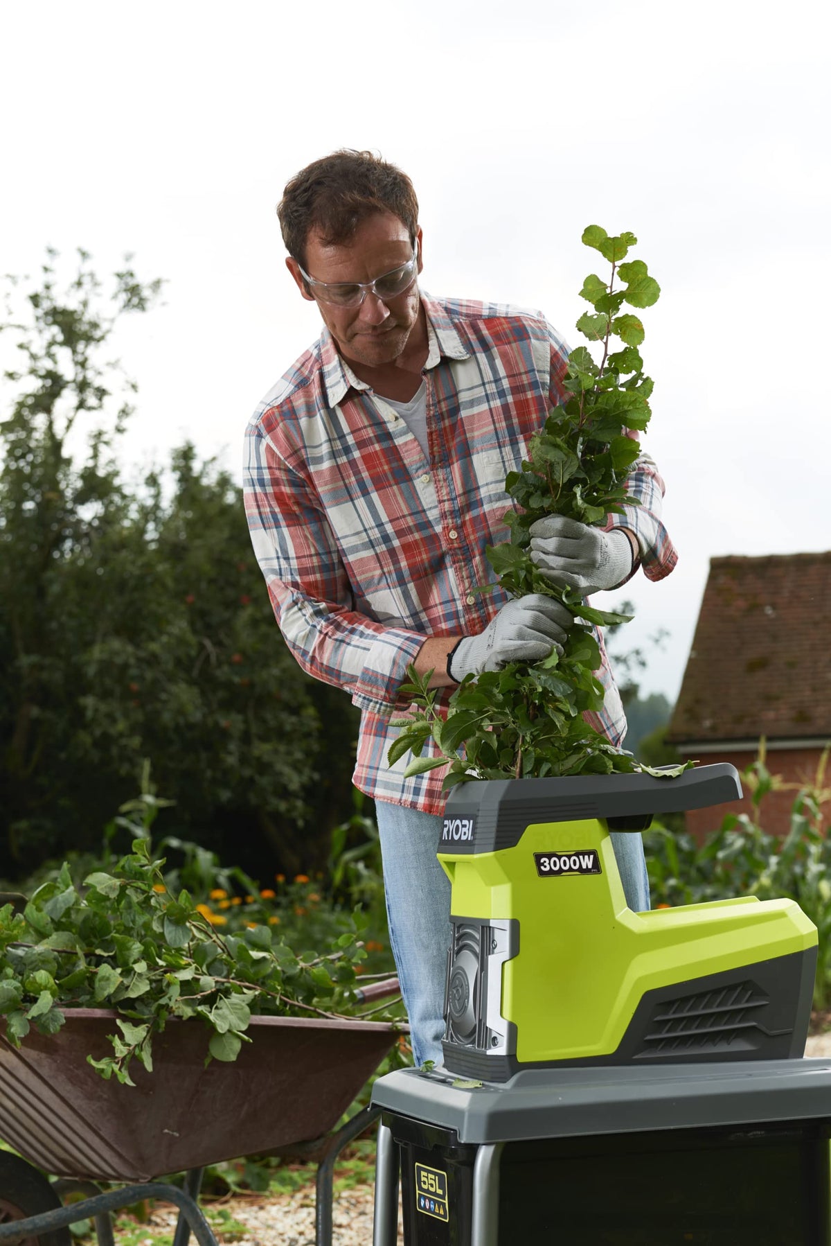 Broyeur de végétaux électrique RSH3045U 3000 W broyage branches jusqu’à 45 mm bac de ramassage 55 L