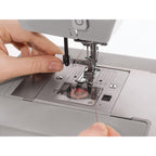 Machine à coudre automatique 4423 SMC442300 électrique gris avec réglages de couture et alimentation par câble électrique