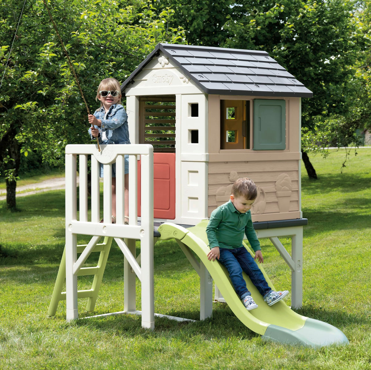 Maison de jeux sur pilotis avec toboggan et échelle plateforme 70 cm plastique recyclé 3 fenêtres dès 2 ans 243 x 160 x 197 cm
