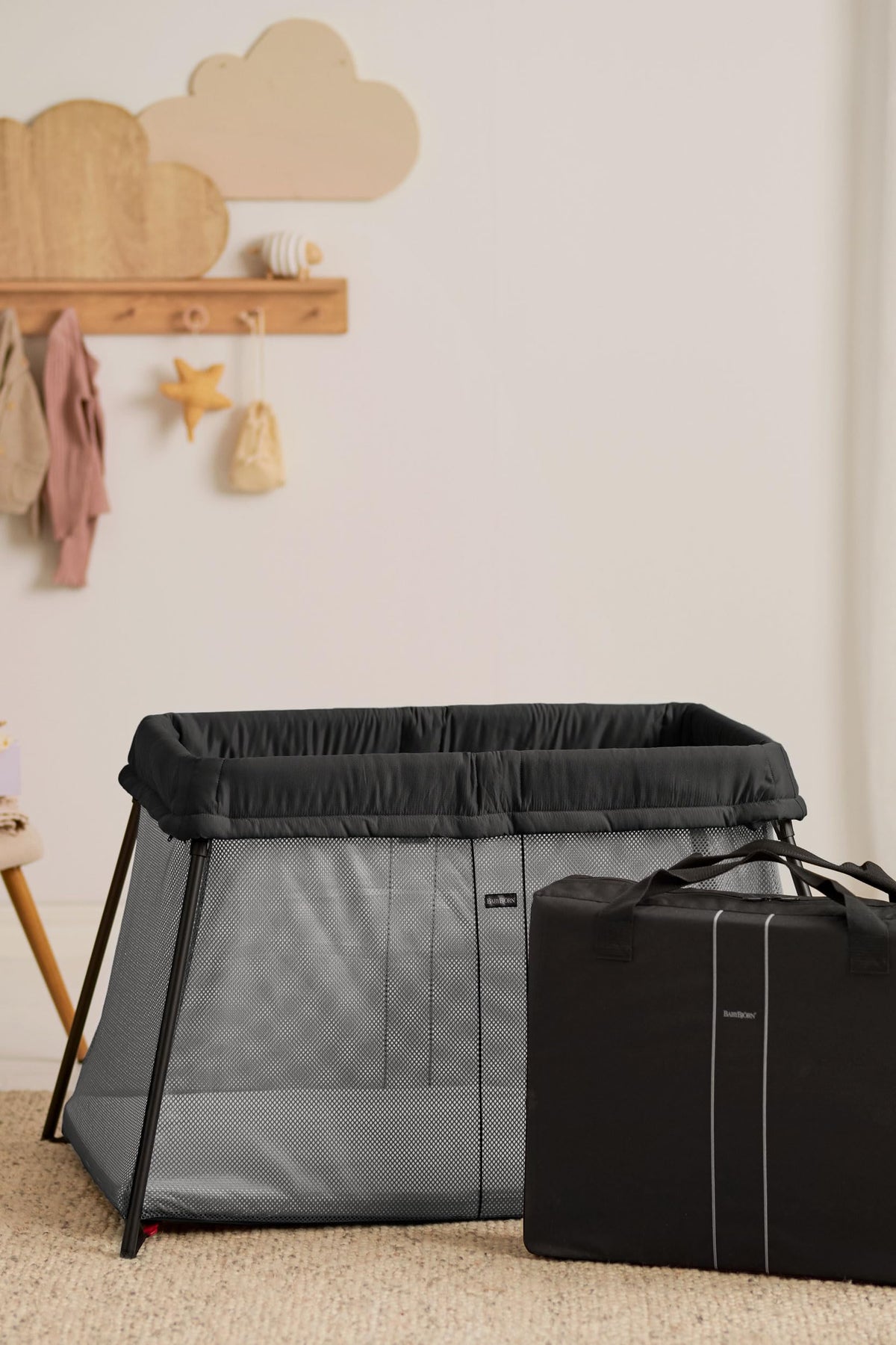 Lit parapluie Light pliable et portable noir 113 x 80 x 60 cm avec matelas et sac de transport dès la naissance à 3 ans