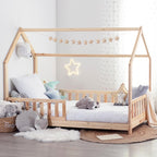 Lit cabane enfant Bosco 90 x 190 cm en bois de pin avec sommier 16 lattes et barrières de protection