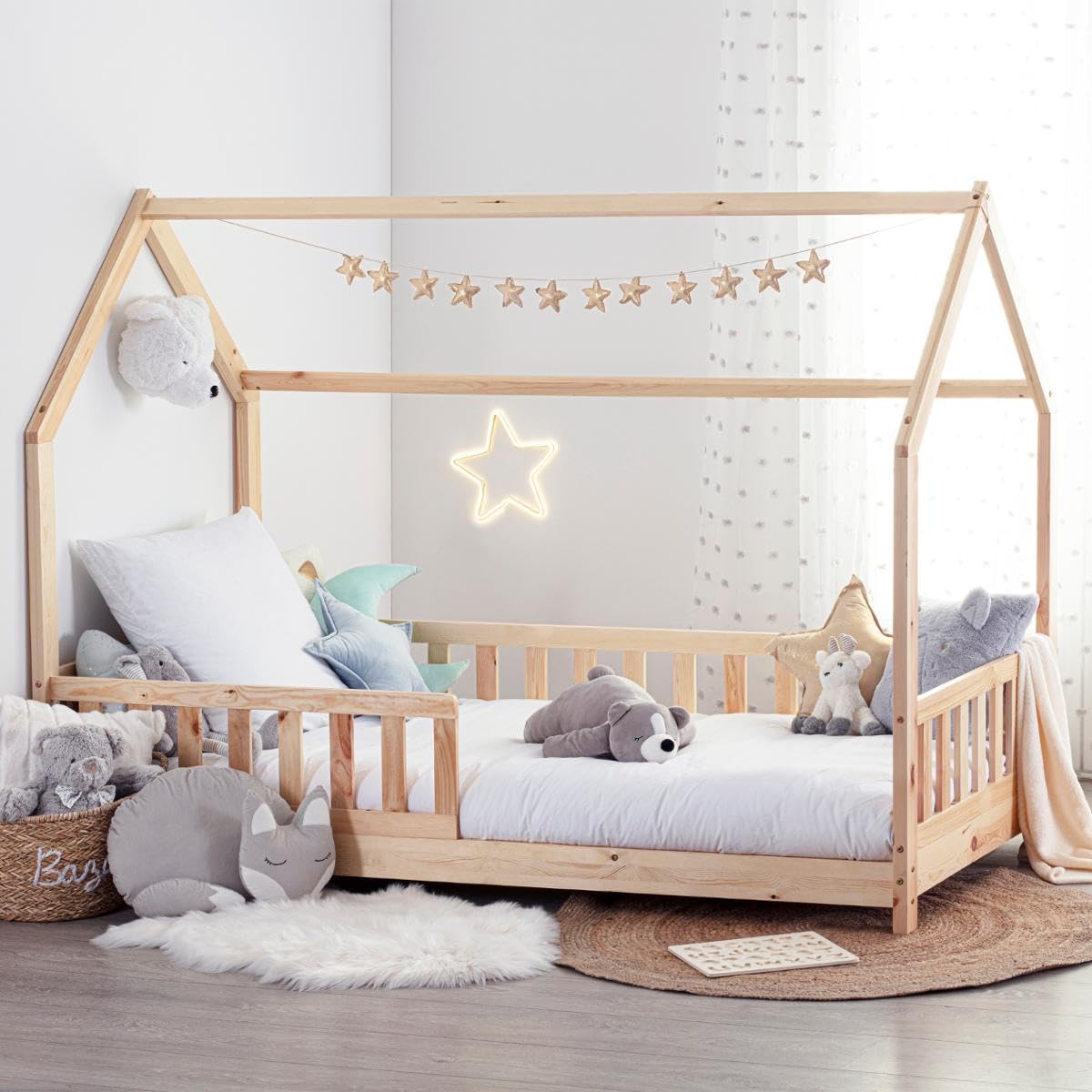 Lit cabane enfant Bosco 90 x 190 cm en bois de pin avec sommier 16 lattes et barrières de protection