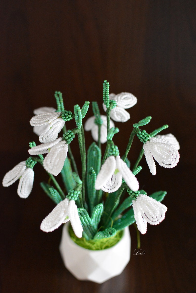 Jardinière en céramique avec perce-neige en perles, décoration printanière, 11 fleurs et 13 feuilles, 17,5 cm