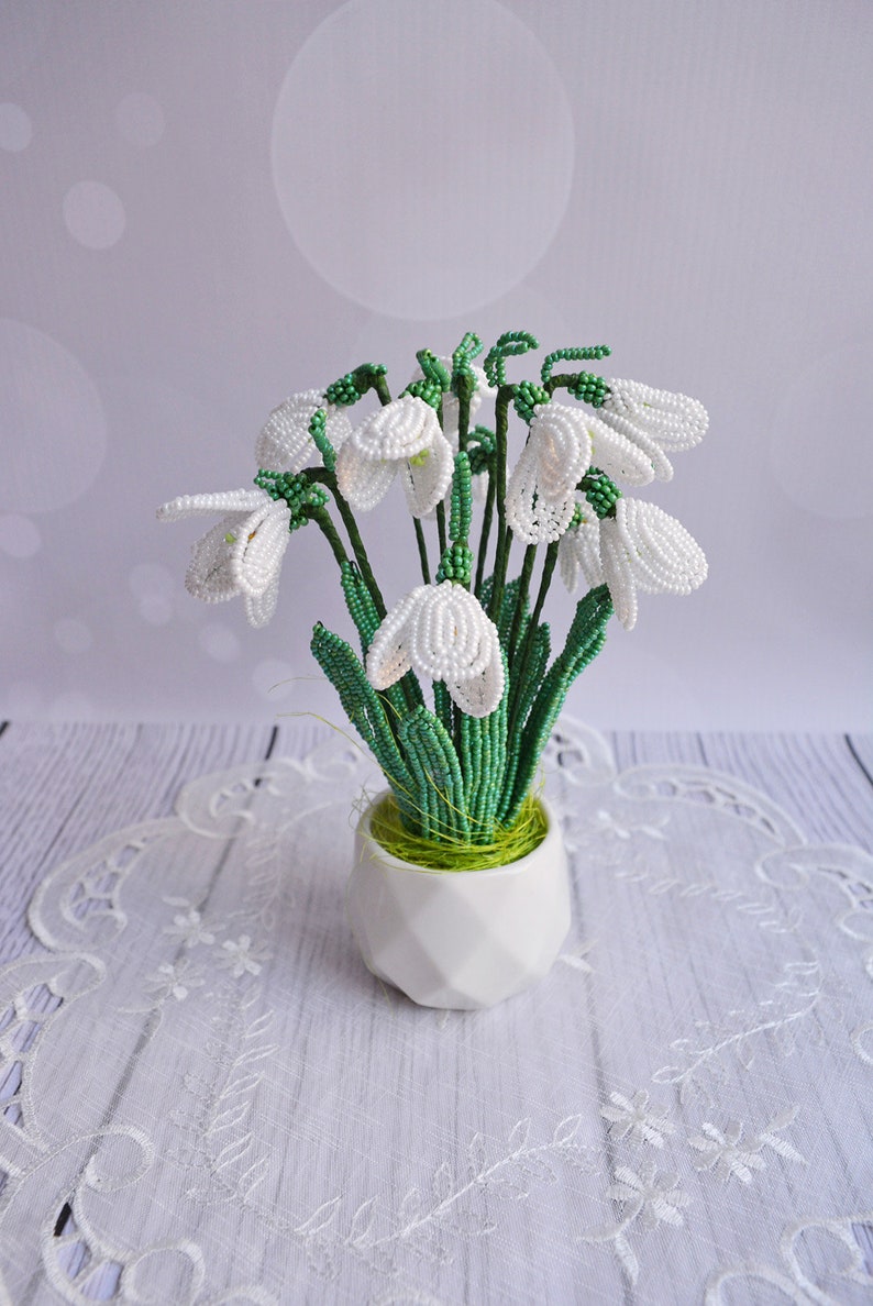 Jardinière en céramique avec perce-neige en perles, décoration printanière, 11 fleurs et 13 feuilles, 17,5 cm