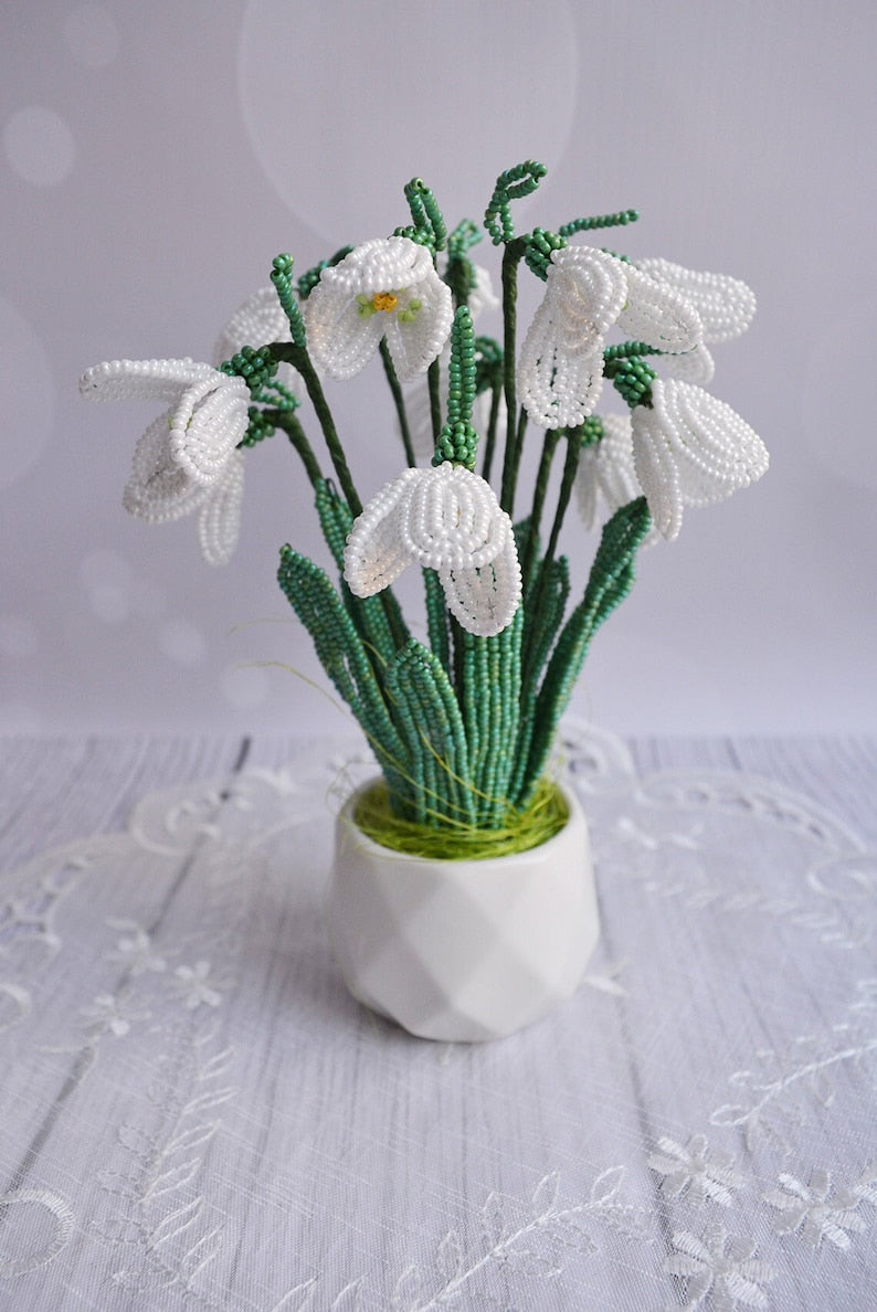 Jardinière en céramique avec perce-neige en perles, décoration printanière, 11 fleurs et 13 feuilles, 17,5 cm