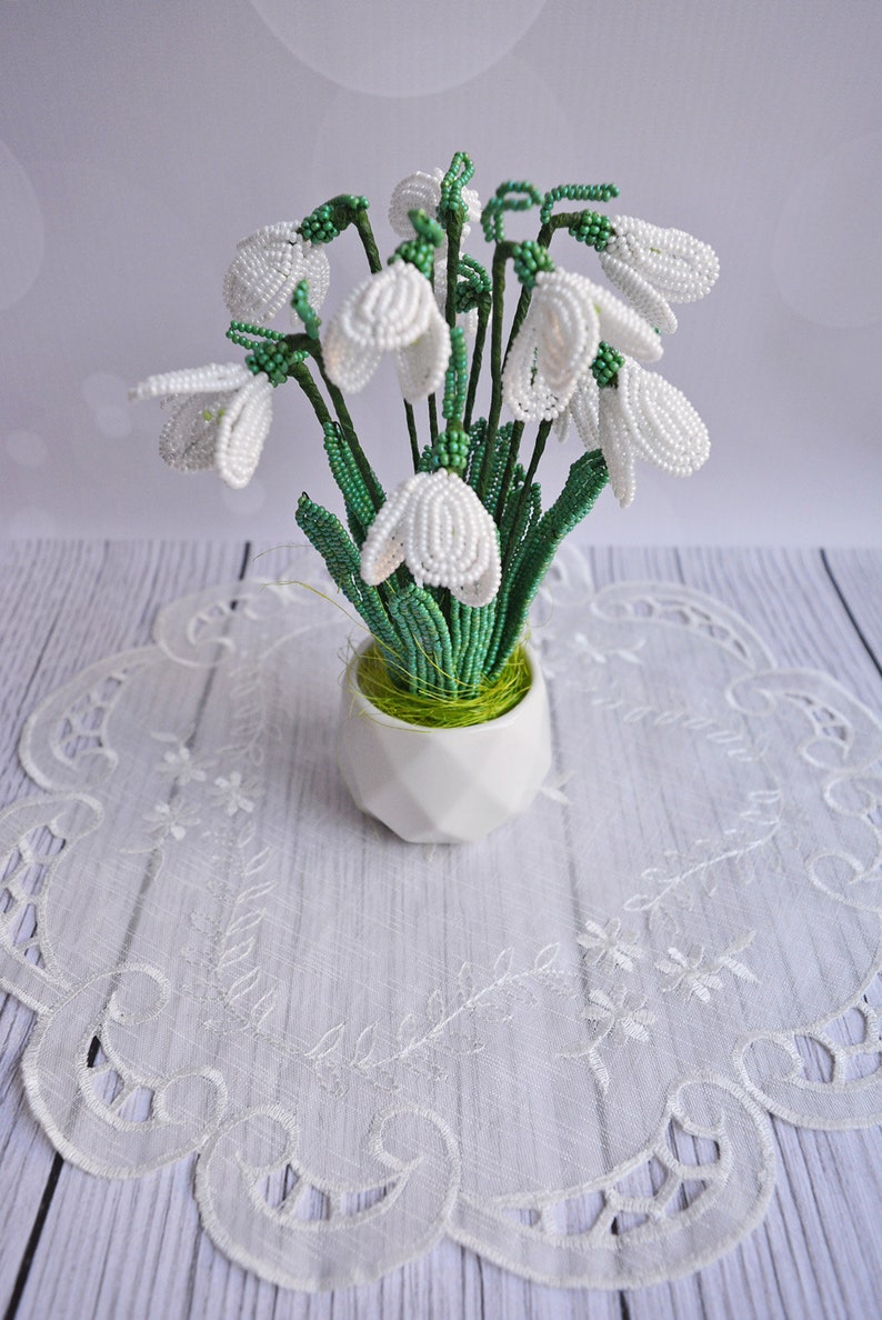 Jardinière en céramique avec perce-neige en perles, décoration printanière, 11 fleurs et 13 feuilles, 17,5 cm