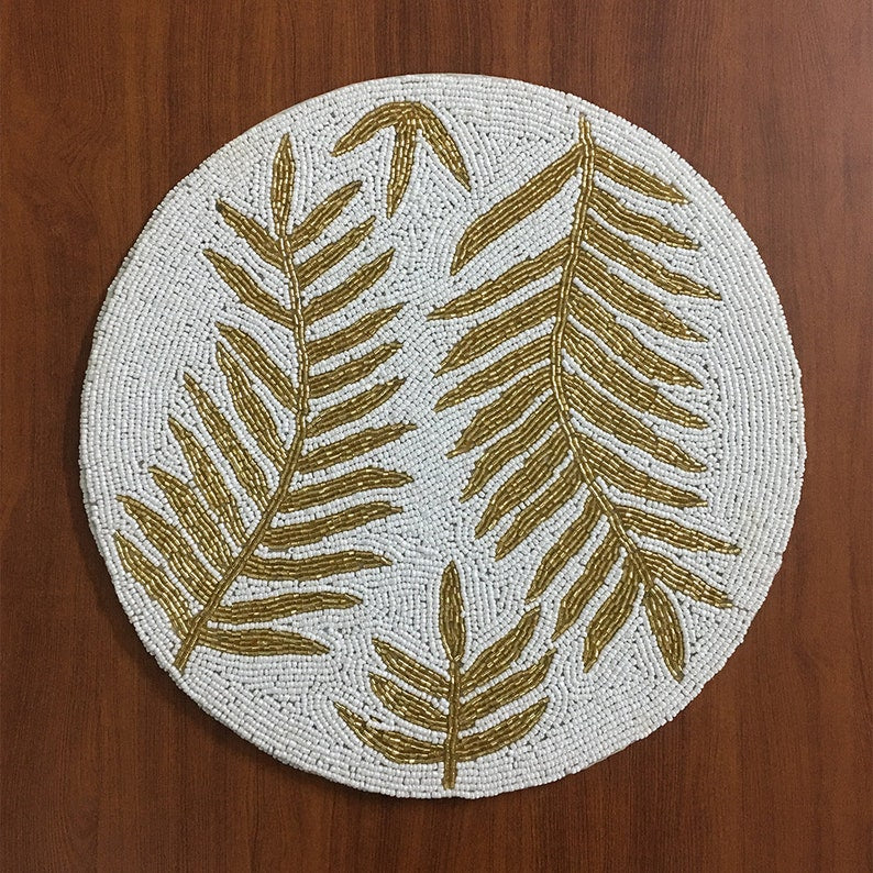 Set de table perlé rond 14 pouces feuilles de pin doré blanc