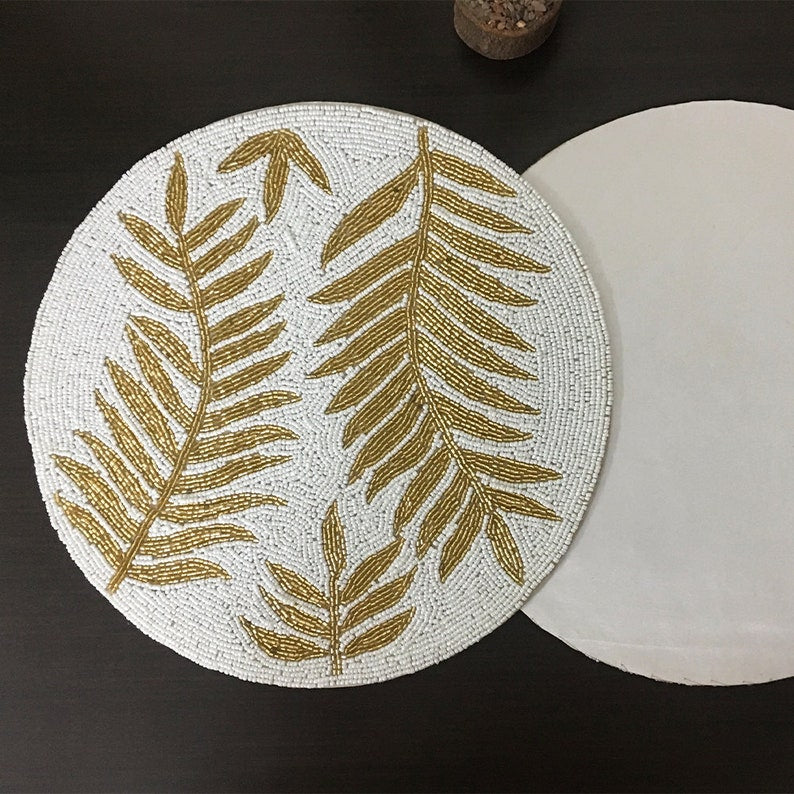 Set de table perlé rond 14 pouces feuilles de pin doré blanc