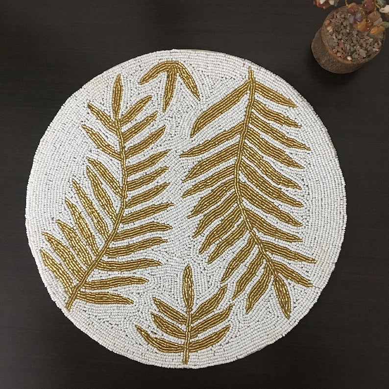 Set de table perlé rond 14 pouces feuilles de pin doré blanc