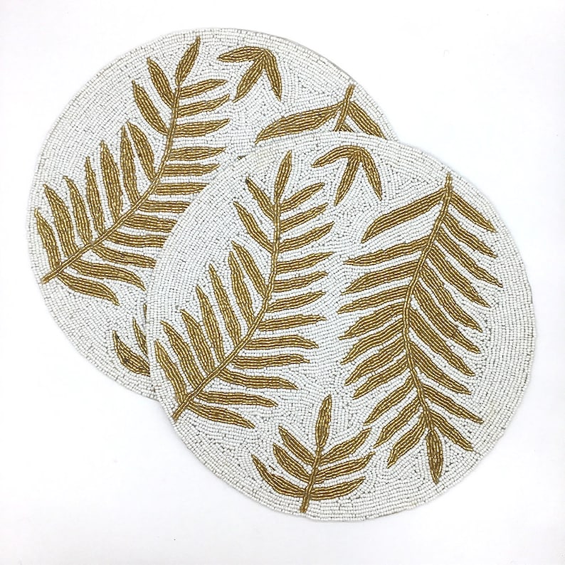 Set de table perlé rond 14 pouces feuilles de pin doré blanc