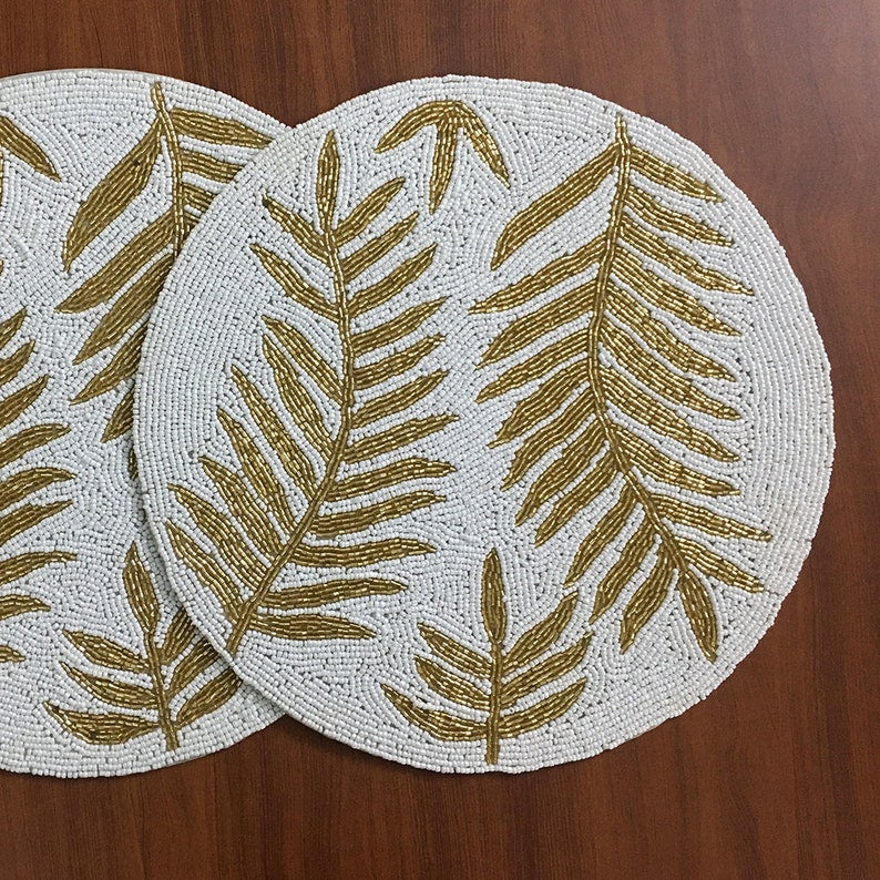 Set de table perlé rond 14 pouces feuilles de pin doré blanc