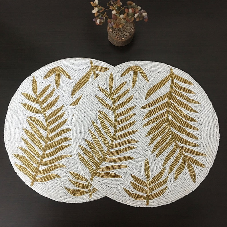 Set de table perlé rond 14 pouces feuilles de pin doré blanc