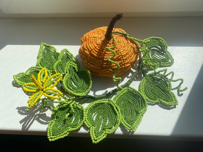 Citrouille perlée vintage pour Halloween, centre de table en perles avec feuilles et fleurs