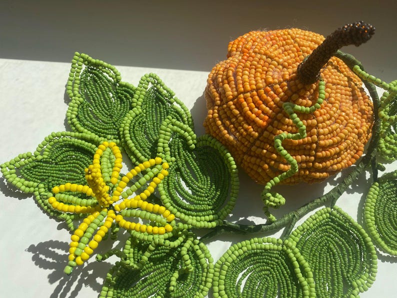 Citrouille perlée vintage pour Halloween, centre de table en perles avec feuilles et fleurs