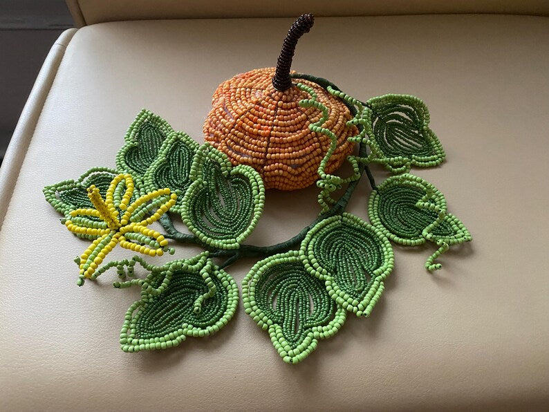 Citrouille perlée vintage pour Halloween, centre de table en perles avec feuilles et fleurs