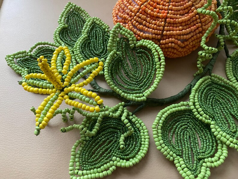 Citrouille perlée vintage pour Halloween, centre de table en perles avec feuilles et fleurs