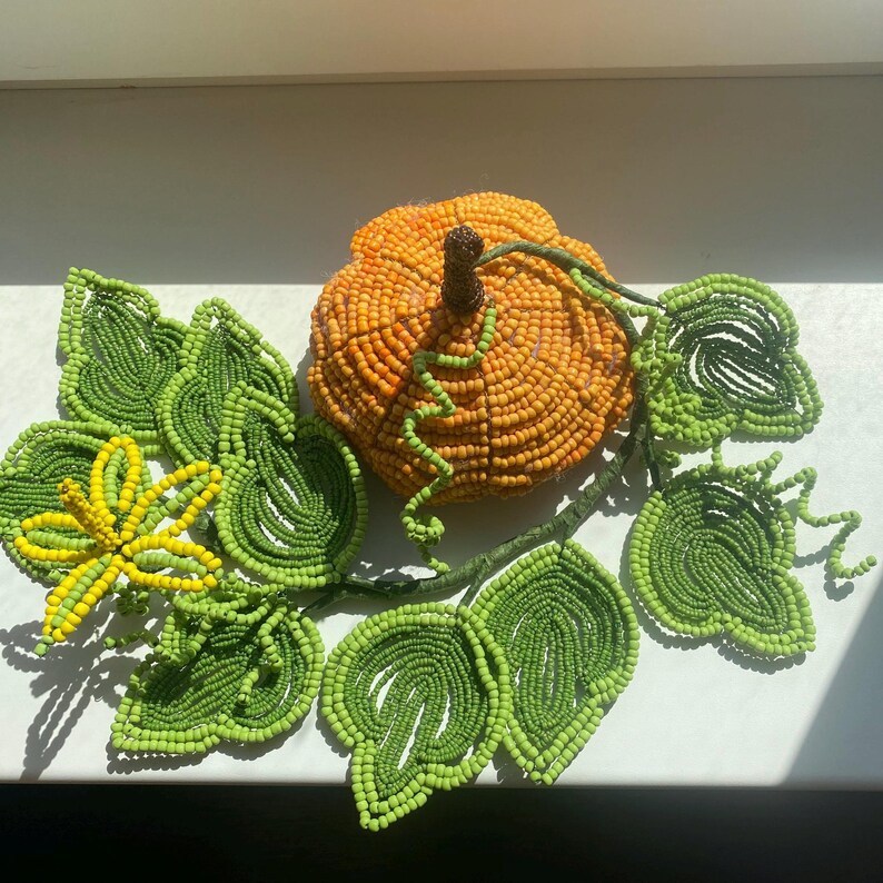 Citrouille perlée vintage pour Halloween, centre de table en perles avec feuilles et fleurs