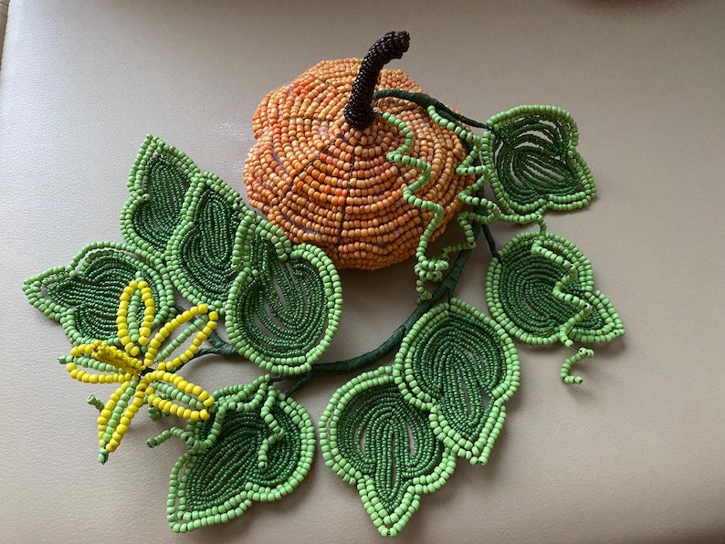 Citrouille perlée vintage pour Halloween, centre de table en perles avec feuilles et fleurs