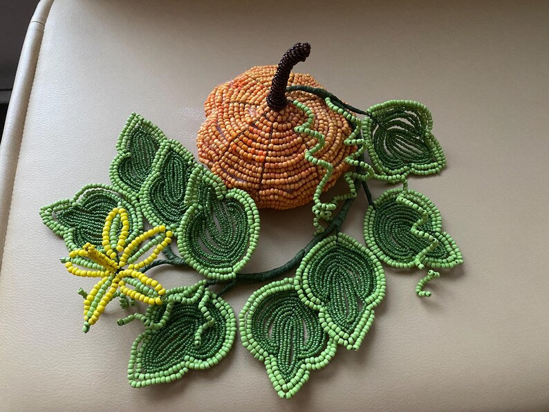 Citrouille perlée vintage pour Halloween, centre de table en perles avec feuilles et fleurs