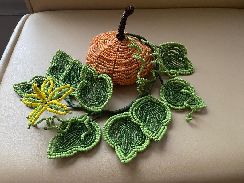 Citrouille perlée vintage pour Halloween, centre de table en perles avec feuilles et fleurs