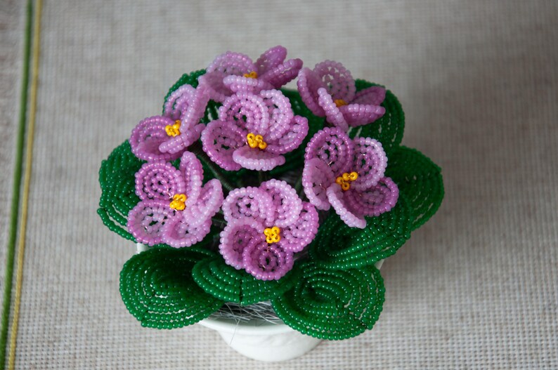 Violette perlée miniature en pot céramique blanche, décoration artisanale, hauteur 9 cm