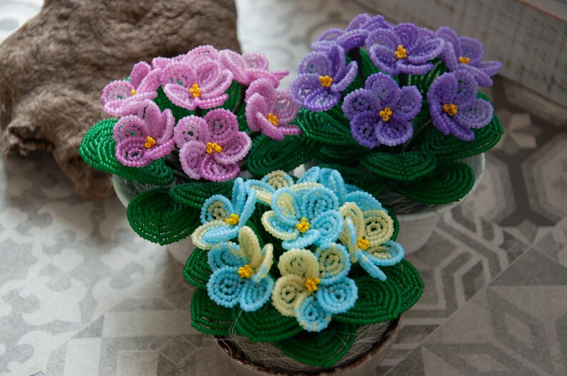 Violette perlée miniature en pot céramique blanche, décoration artisanale, hauteur 9 cm