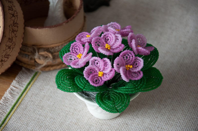 Violette perlée miniature en pot céramique blanche, décoration artisanale, hauteur 9 cm