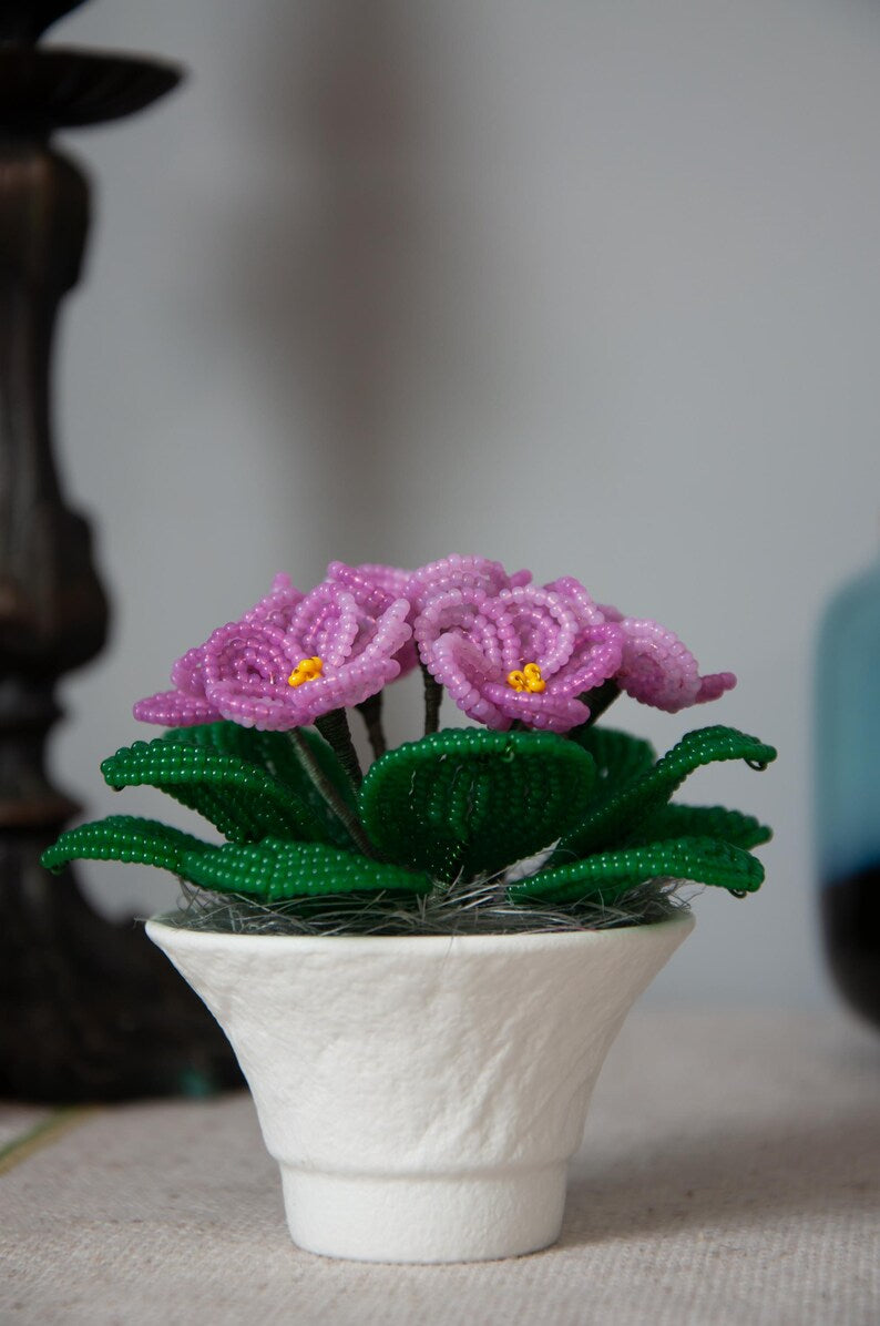 Violette perlée miniature en pot céramique blanche, décoration artisanale, hauteur 9 cm