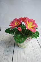 Bouquet de primevères roses en perles, composition florale printanière avec jardinière en bois