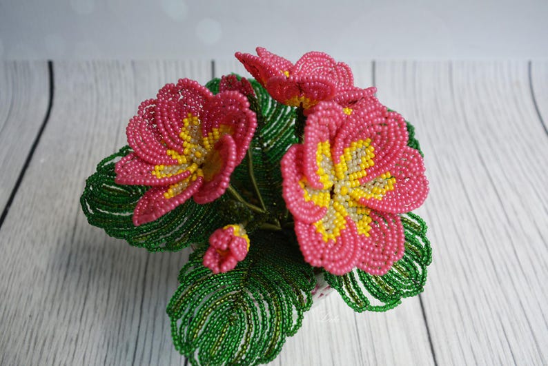 Bouquet de primevères roses en perles, composition florale printanière avec jardinière en bois