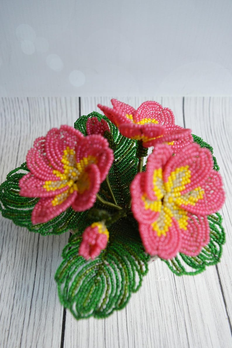 Bouquet de primevères roses en perles, composition florale printanière avec jardinière en bois