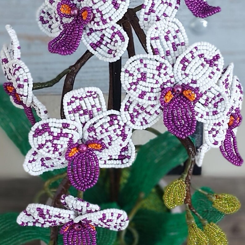 Orchidée topiaire artificielle perlée en pot