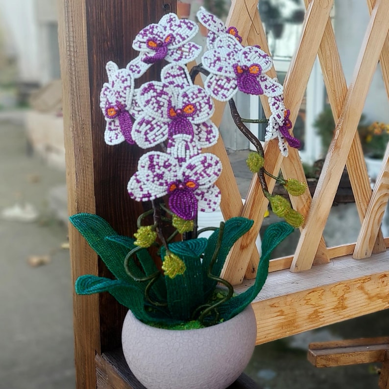 Orchidée topiaire artificielle perlée en pot