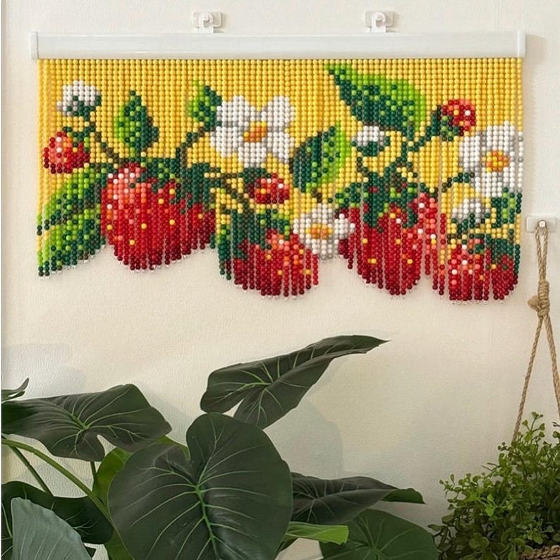 Rideau de perles acryliques fraise fait main, Cantonnière porte-fenêtre bohème, 90 cm