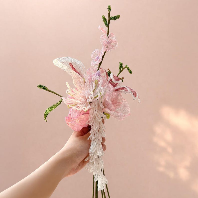 Bouquet de mariée en perles de rocaille lys rose