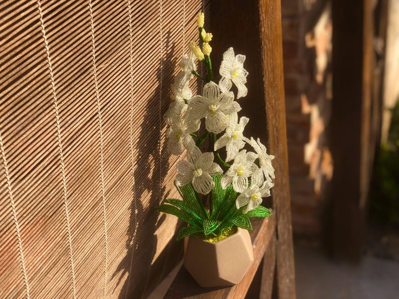 Sculpture d'orchidée en perles blanche artificielle, fleur en pot, ornement de bureau