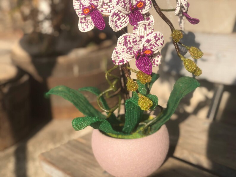 Orchidée topiaire artificielle perlée en pot