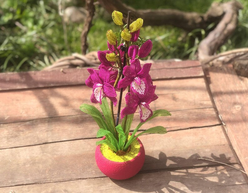 Orchidée en perles magenta dans un pot rose, art floral fait main