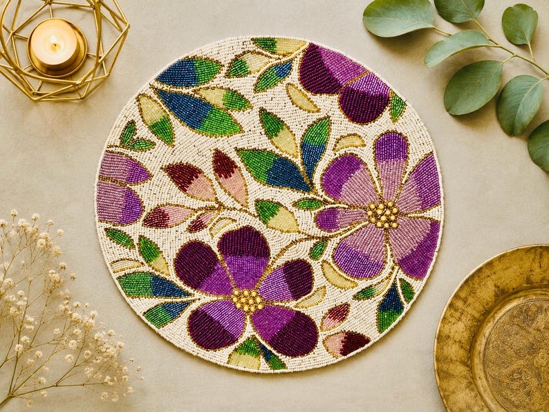 Set de table floral perlé fait main 38 cm, rond, violet, vert, ivoire et doré