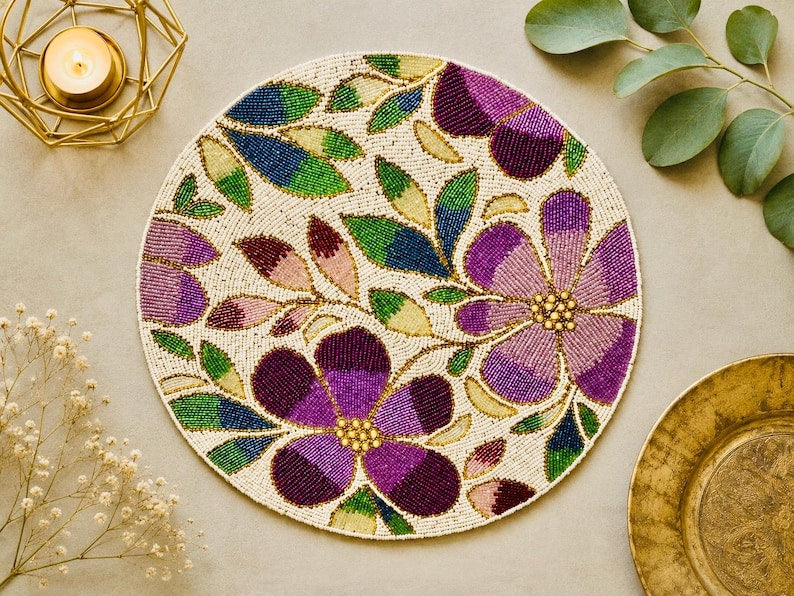 Set de table floral perlé fait main 38 cm, rond, violet, vert, ivoire et doré