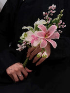 Bouquet de mariée perlé rose et blanc avec lys, callas, camélias, orchidées et fleurs miniatures, 30 cm
