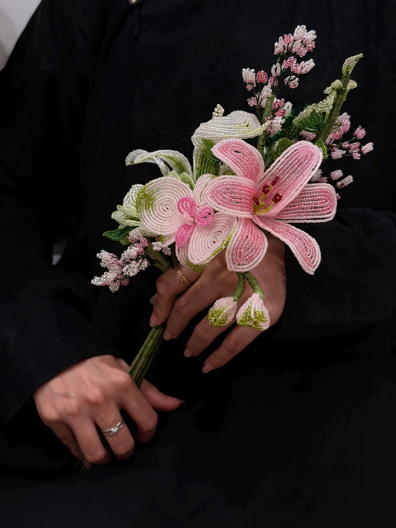Bouquet de mariée perlé rose et blanc avec lys, callas, camélias, orchidées et fleurs miniatures, 30 cm