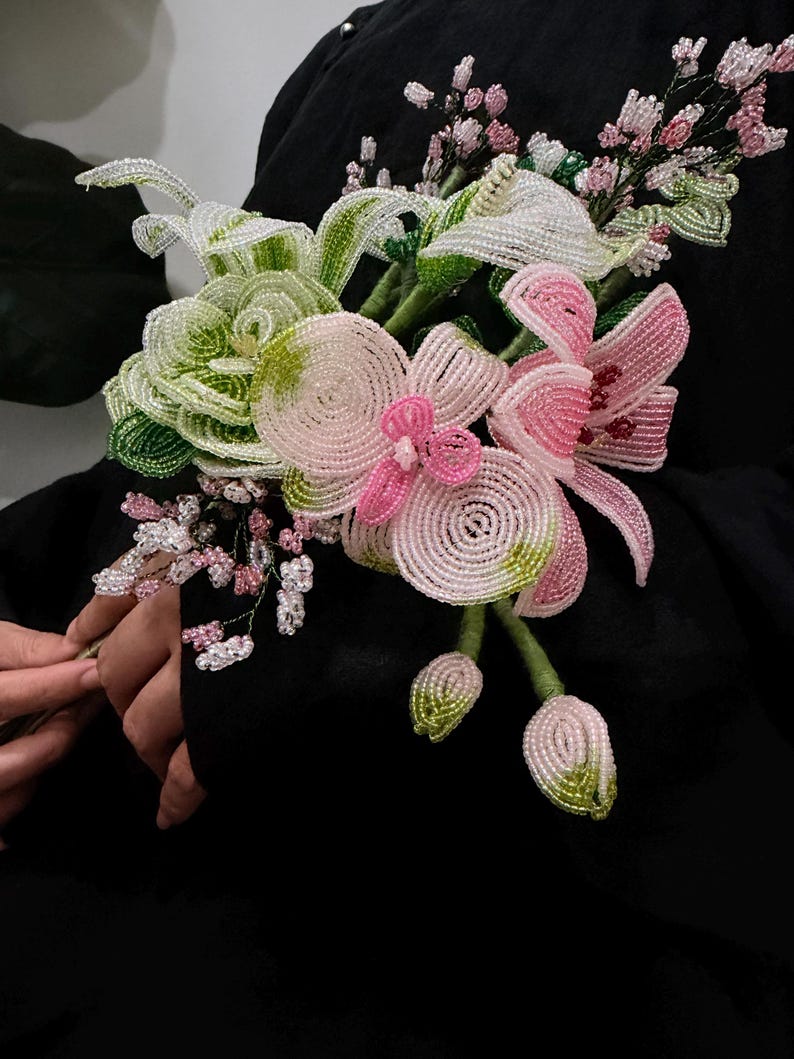 Bouquet de mariée perlé rose et blanc avec lys, callas, camélias, orchidées et fleurs miniatures, 30 cm