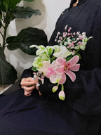 Bouquet de mariée perlé rose et blanc avec lys, callas, camélias, orchidées et fleurs miniatures, 30 cm