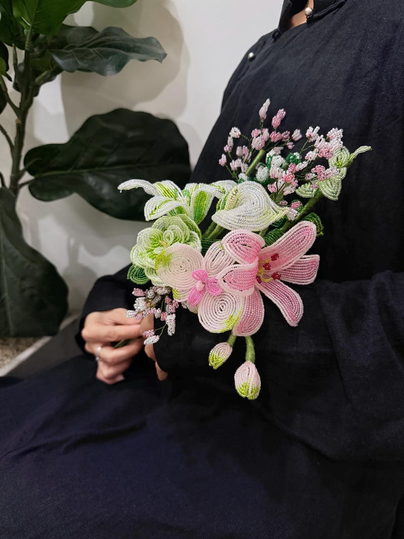 Bouquet de mariée perlé rose et blanc avec lys, callas, camélias, orchidées et fleurs miniatures, 30 cm