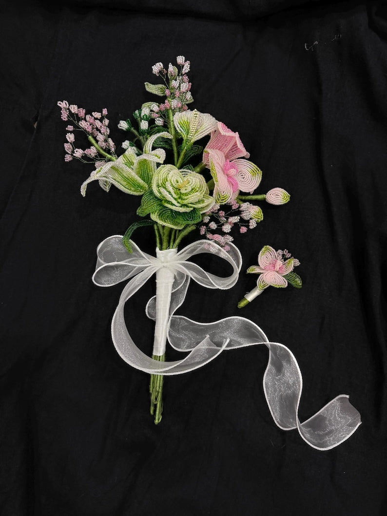 Bouquet de mariée perlé rose et blanc avec lys, callas, camélias, orchidées et fleurs miniatures, 30 cm